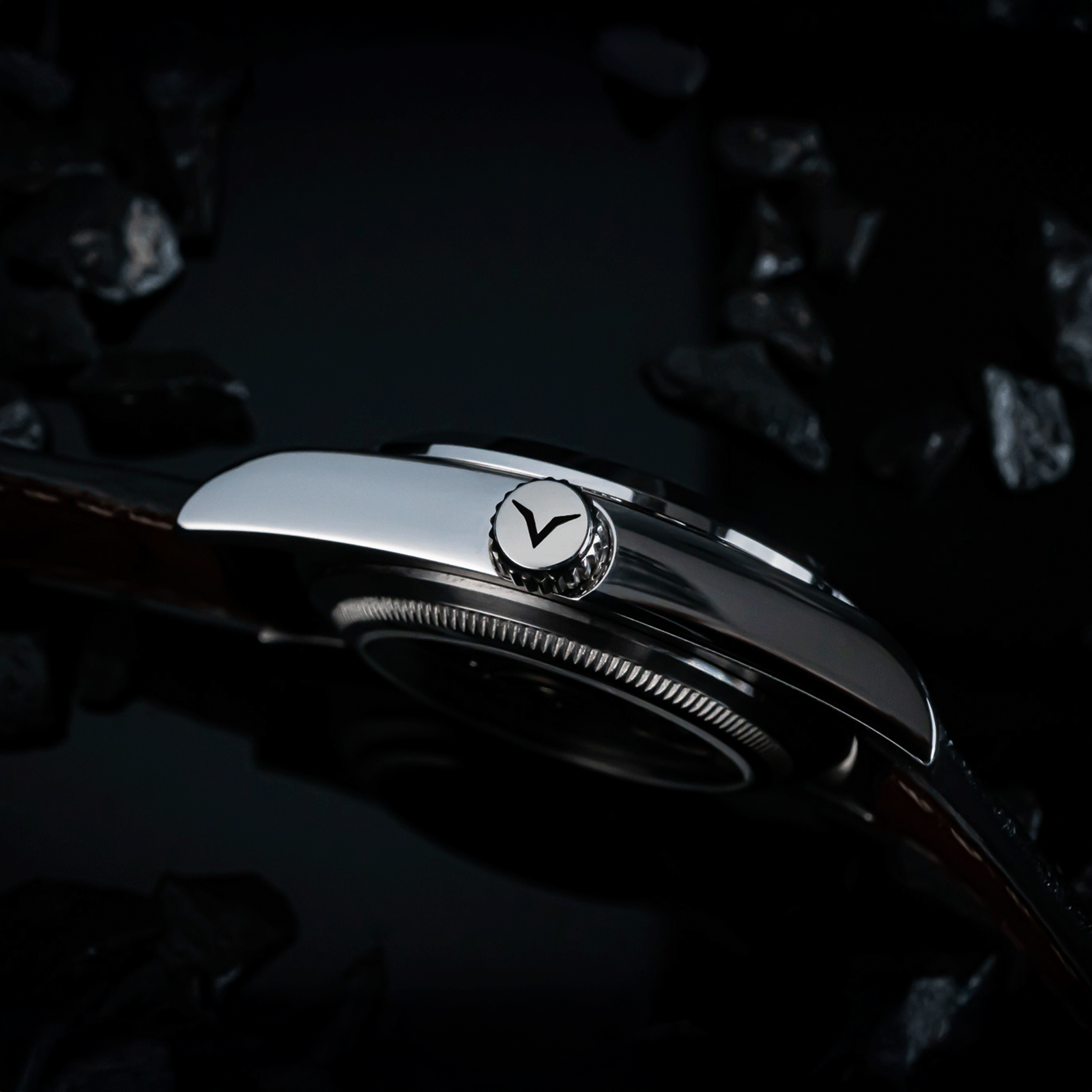 Side view of handmade watch Lumine black featuring its crown