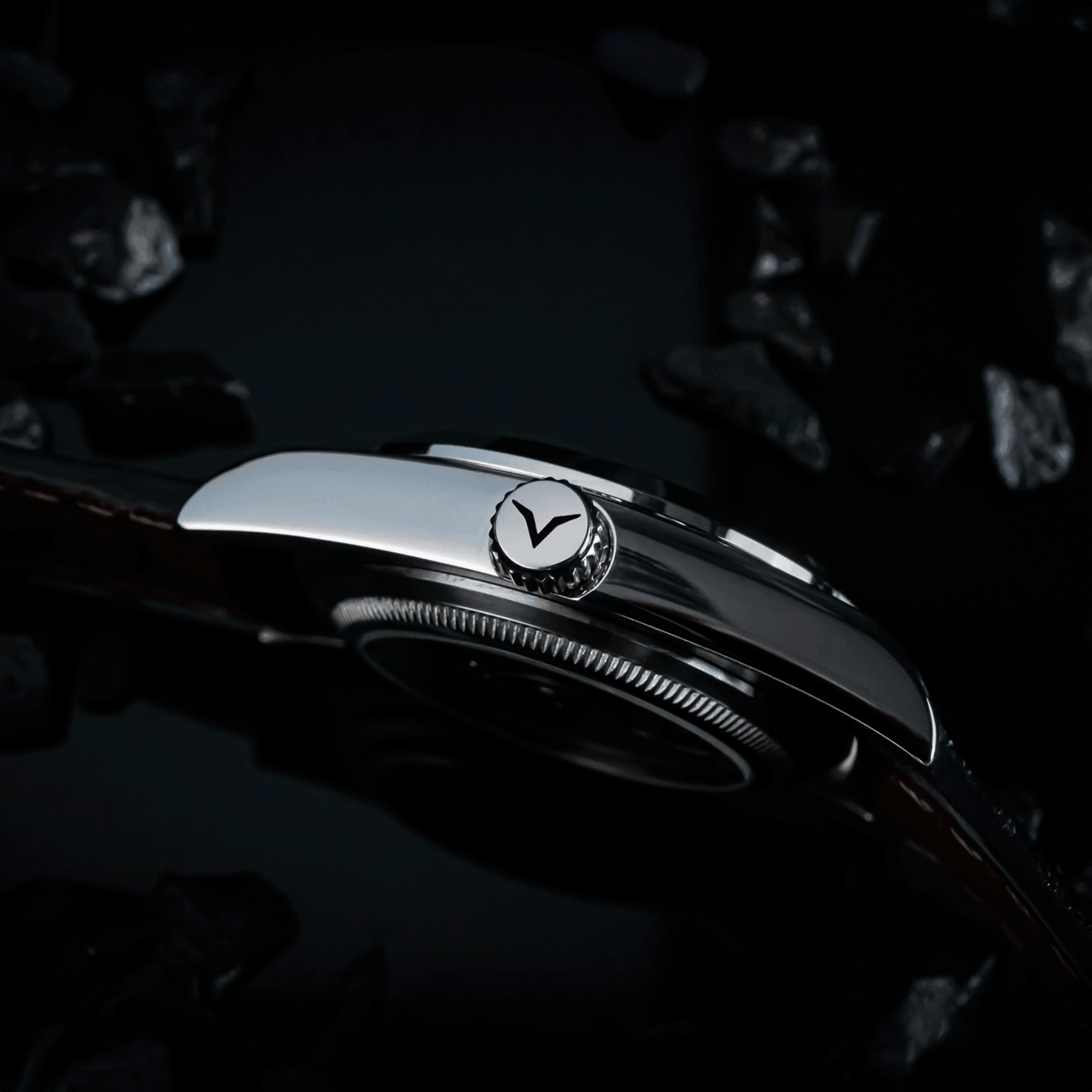 Side view of handmade watch Lumine black featuring its crown