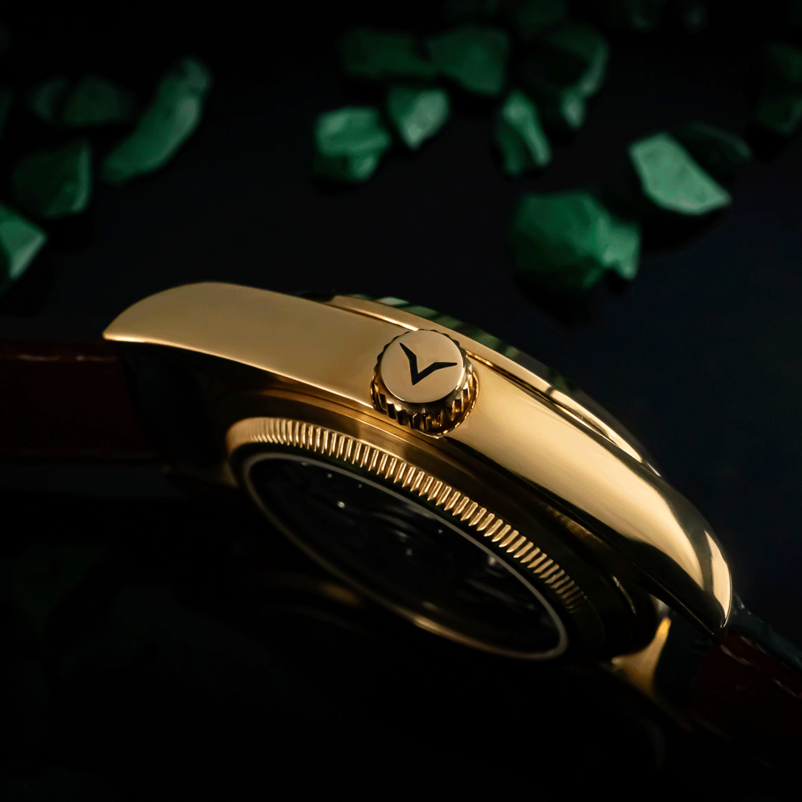 Side view of handmade watch Lumine Green featuring its crown