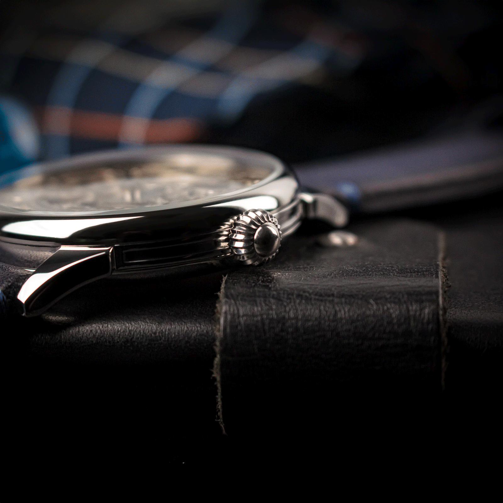 Front view of steampunk watch Rome, and its crown.